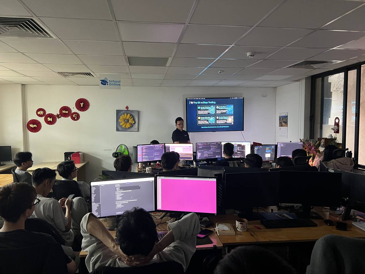 Ảnh đang trình bày trong buổi chia sẻ